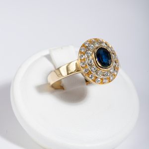 Anello oro giallo 18k con zaffiro e diamanti 0,50ct