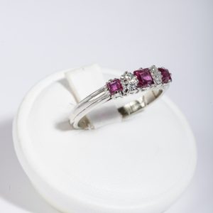 Anello riviera oro bianco 18k con diamanti e rubini