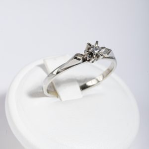 Anello solitario oro bianco 18k con diamante 0,10ct