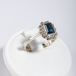 Anello oro bianco 18k con diamanti e zaffiro blu