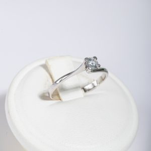 Anello solitario oro bianco 18k con diamante 0,05ct