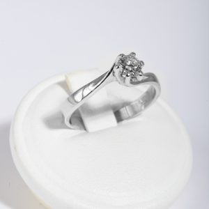 Anello solitario oro bianco 18k con diamante 0,40ct