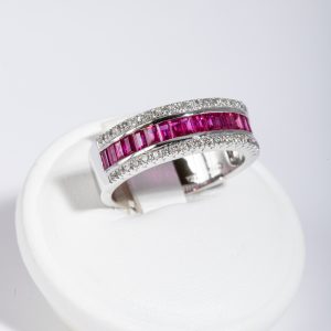 Anello oro bianco 18k con diamanti e rubini