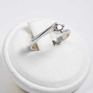 Anello solitario oro bianco 18k con diamante 0,15ct