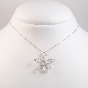 Collana oro bianco 18k con pendente floreale