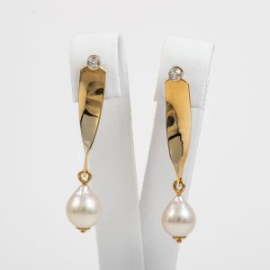 Orecchini a spirale oro giallo 18k con perle e diamantini