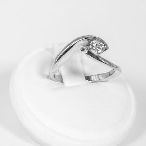 Anello solitario oro bianco 18k con diamante 0,33ct