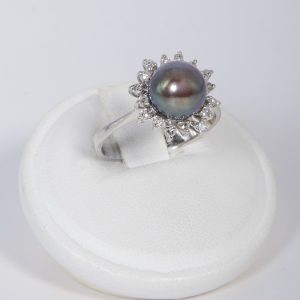 Anello oro bianco 18k con perla nera e diamanti 0,15ct