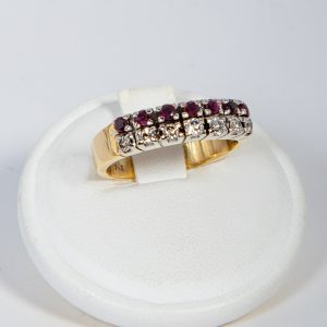 Anello oro giallo 18k con rubini e diamanti