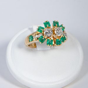 Anello antico oro giallo 18k con smeraldi e diamanti 0,60ct
