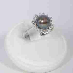 Anello oro bianco 18k con perla nera e diamanti 0,15ct