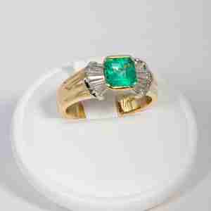 Anello oro giallo 18k con smeraldo naturale e diamanti baguette