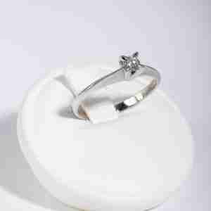 Anello solitario oro bianco 18k con diamante 0,05ct