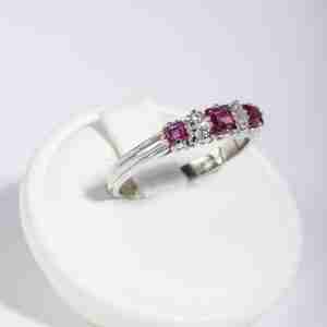 Anello riviera oro bianco 18k con diamanti e rubini