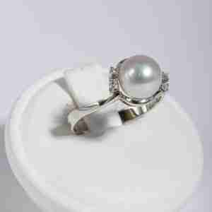 Anello oro bianco 18k con perla e diamantini