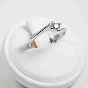 Anello solitario oro bianco 18k con diamante 0,15ct