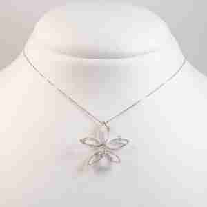 Collana oro bianco 18k con pendente floreale
