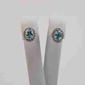 Orecchini oro bianco 18k con pavé di diamanti e topazi azzurri