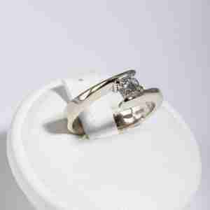 Anello solitario oro bianco 18k con diamante 0,20ct