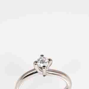 Anello solitario oro bianco 18k con diamante ct.0,20